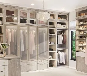 Гардеробная с матовыми стеклянными фасадами G196