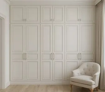 Встроенный шкаф в классическом стиле с распашными фасадами и антресолью