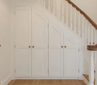 Белый подлестничный шкаф с фрезеровкой