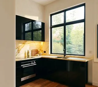 Угловая глянцевая чёрная кухня со столешницей из жёлтого мрамора