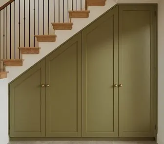 Подлестничный шкаф в оливковом цвете с классическими фасадами