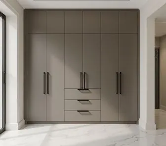 Встроенный шкаф с матовыми фасадами в изысканном оттенке taupe