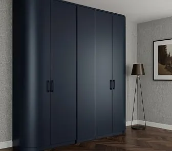 Радиусный шкаф в тёмно-синем цвете с матовыми фасадами