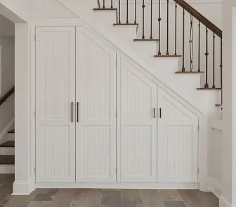 Подлестничный шкаф в молочно-белом цвете с вертикальными филёнками