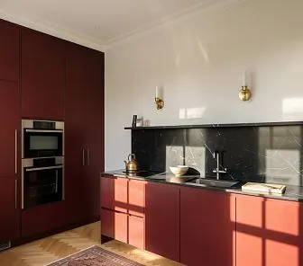 Прямая кухня из МДФ в двух оттенках красного со столешницей из мрамора