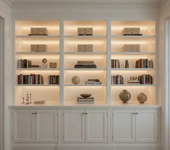 Белый встроенный шкаф-стеллаж с подсветкой в классическом стиле