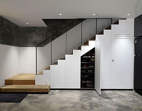Современный шкаф под лестницей с прямыми фасадами S111