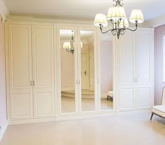 Молочно-белый распашной шкаф  RF438