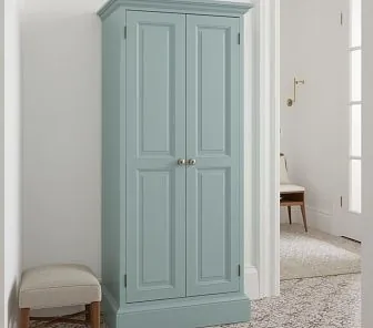 Классический обувной шкаф с филёнчатыми фасадами в пудрово-голубом цвете