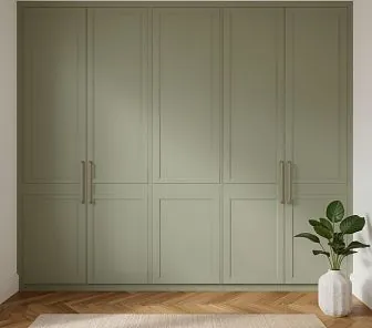 Встроенный шкаф с распашными дверьми в матовом оливковом оттенке
