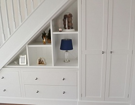 Элегантный шкаф под лестницей в белоснежном исполнении S130