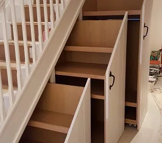 Большой шкаф под лестницей с красивыми ручками S115