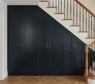Встроенный шкаф под лестницей в тёмно-синем матовом цвете