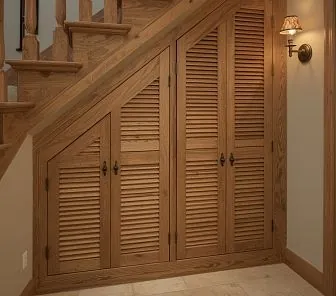 Подлестничный шкаф в деревенском стиле с жалюзийными дверцами