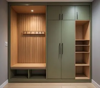 Компактная встроенная прихожая в зелёном матовом исполнении