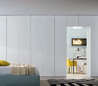 Распашной угловой шкаф вокруг дверного проема RF359