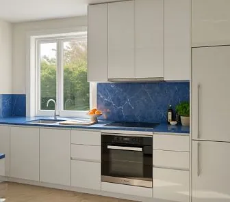Прямая глянцевая белая кухня со столешницей из синего мрамора
