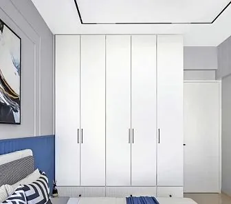 Белый лаконичный шкаф от пола до потолка G248