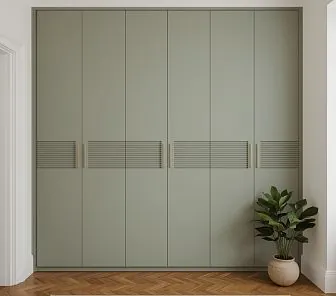 Встроенный шкаф с рифлёными горизонтальными вставками