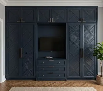 Встроенный шкаф с геометрическим фасадом и ТВ-нишей