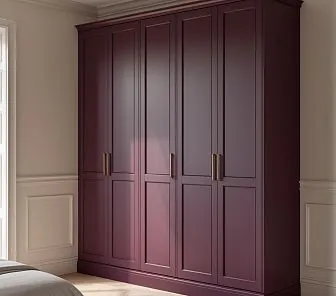 Высокий встроенный шкаф с распашными дверцами