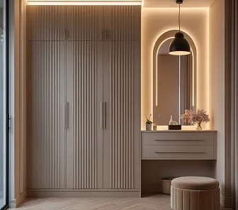 Встроенный гарнитур для прихожей с рифлёными фасадами и арочным зеркалом
