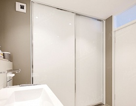 Встроенный двухдверный шкаф-купе в ванную комнату D347
