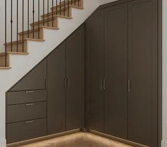 Угловой подлестничный шкаф в шоколадно-коричневом цвете