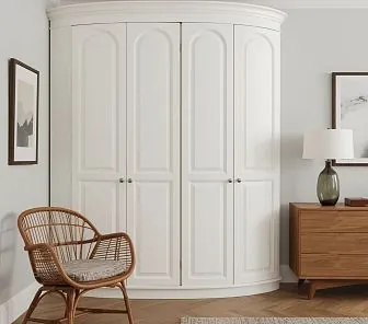 Радиусный угловой шкаф в цвете слоновой кости с филёнчатыми фасадами