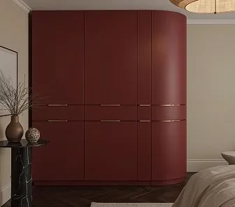 Радиусный шкаф в цвете глубокий бордо с латунными ручками