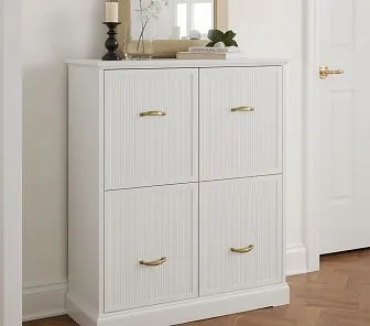 Компактный обувной шкаф с рифлёными белыми фасадами и золотой фурнитурой