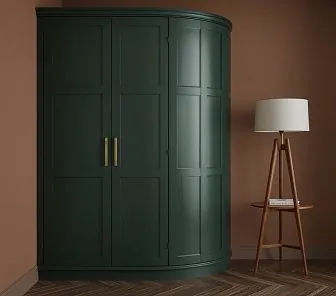 Радиусный шкаф в цвете глубокий лесной зелёный с латунными ручками