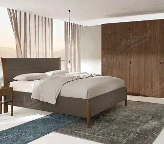 Высокий распашной шкаф коричневого цвета RF81