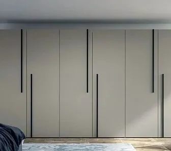 Минималистичный шкаф из ЛДСП с черными ручками H194