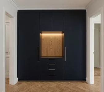 Шкаф-гардероб в тёмно-синем МДФ с нишей из шпона дуба