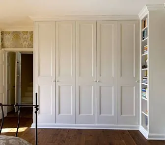 Распашной угловой шкаф с патинированным фасадом D433