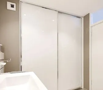 Встроенный двухдверный шкаф-купе в ванную комнату D347