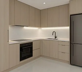 L-образная кухня с фасадами из светлого дерева