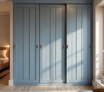 Встроенный шкаф-купе с тремя дверями в пастельном голубом цвете