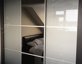Шкаф, декорированный матовыми и зеркальными вставками LD 21
