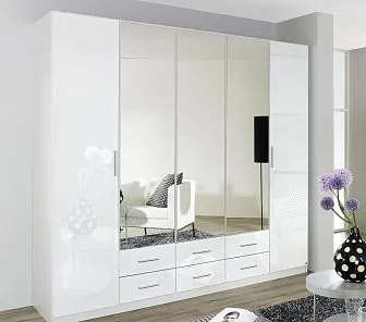 Распашной белый шкаф с зеркальными фасадами RF491