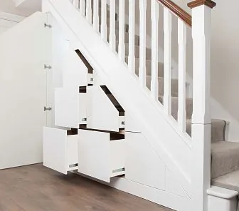 Шкаф под лестницей с гладкими фасадами S121