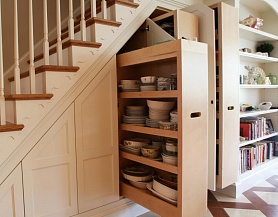 Вместительный кухонный шкаф, встроенный под лестницей S122