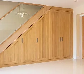 Красивый шкаф под лестницей с врезными ручками S113