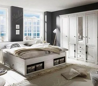 Распашной шкаф в классическом стиле с зеркальной вставкой RF83