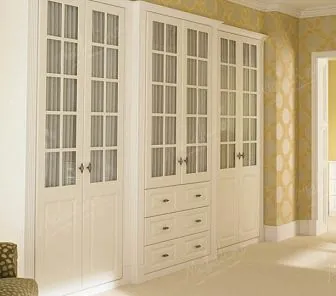 Распашной шкаф со стеклянными вставками в дверцы RF122