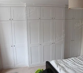 Распашной белый шкаф в нишу RF194