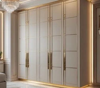 Встроенный шкаф с матовыми фасадами и золотыми декоративными вставками