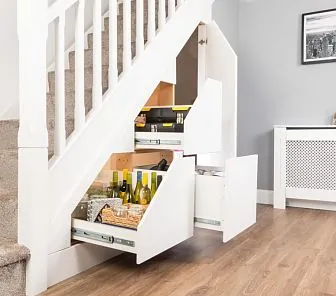 Небольшой распашной шкаф под лестницей с тремя ящиками S118