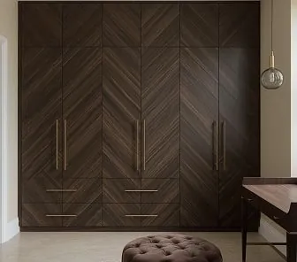 Полновысотный шкаф с отделкой шпоном тёмного дерева и латунной фурнитурой